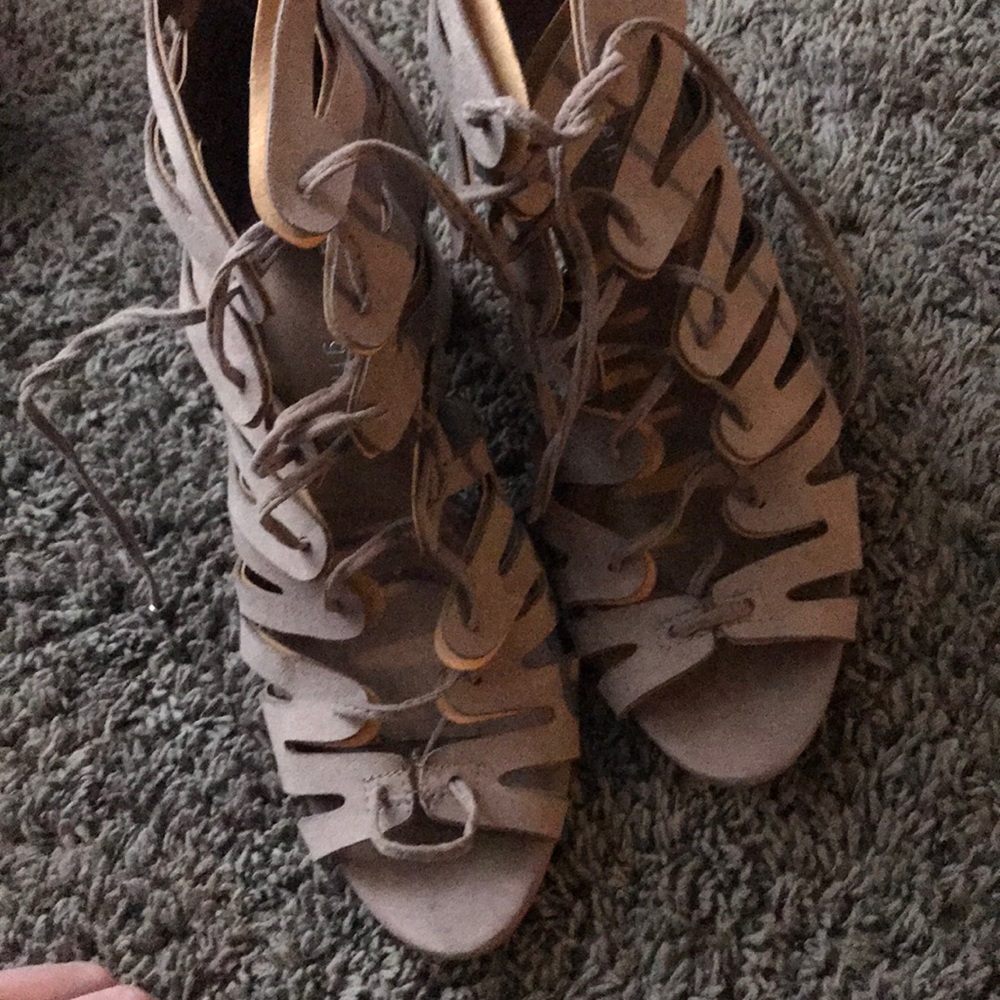 Strapped heels - Picture 2 of 4